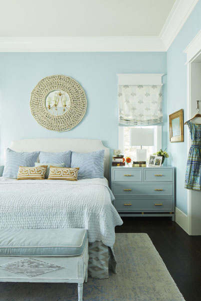 A blue bedroom with natural accents. The walls are painted in Clear Skies 2054-70, a dresser is painted in Harbor Haze 2136-60. The ceiling is painted in Moonlight White 2143-60 and the woodwork features Simply White 2143-70.